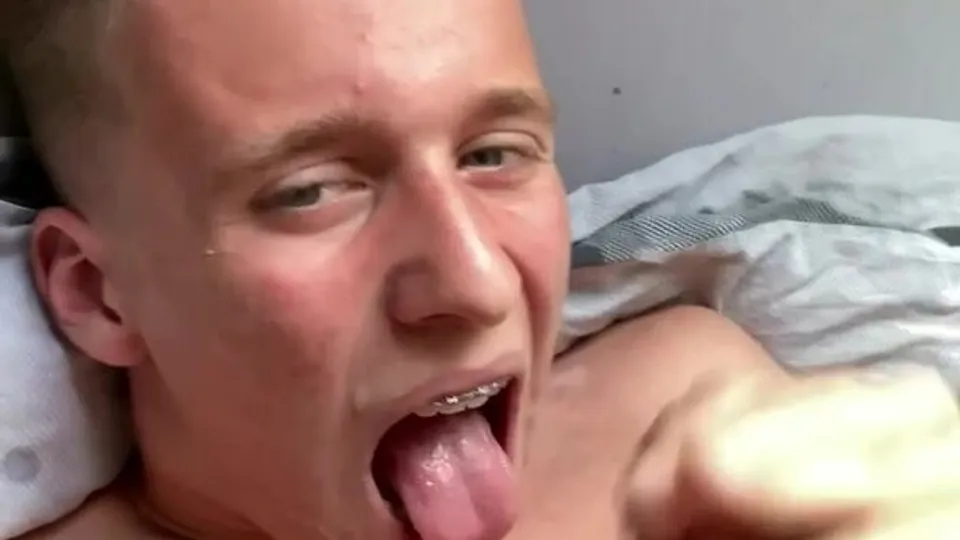 Braces guy cumming on own face and in own mouth - video 3 - ThisVid.com