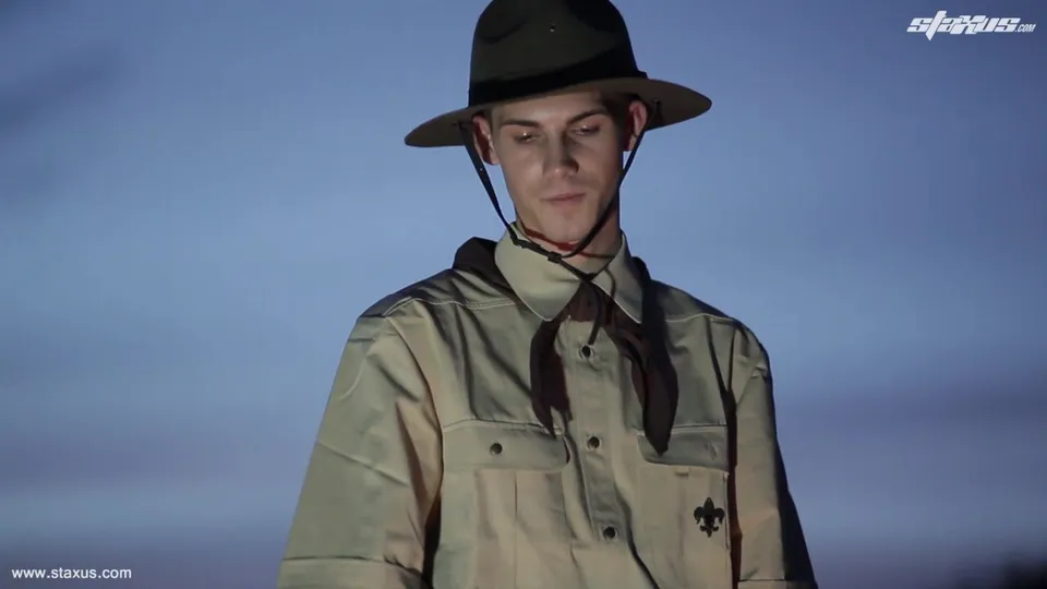 Brad Fitt se masturbe près du feu et baise en groupe