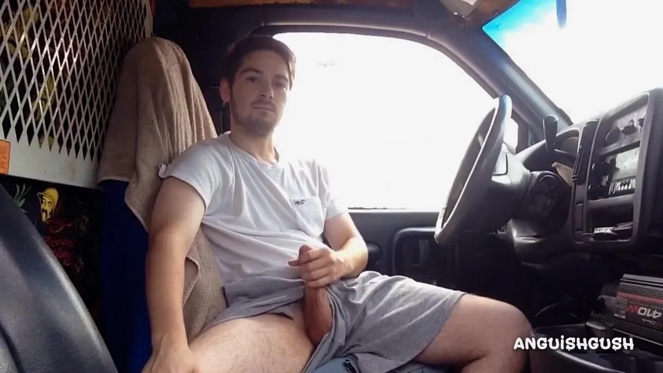 Branle dans sa camionnette pendant son travail