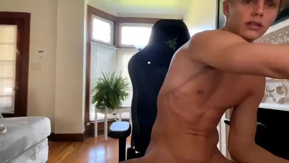 Branle d'un jeune blond en plan cam