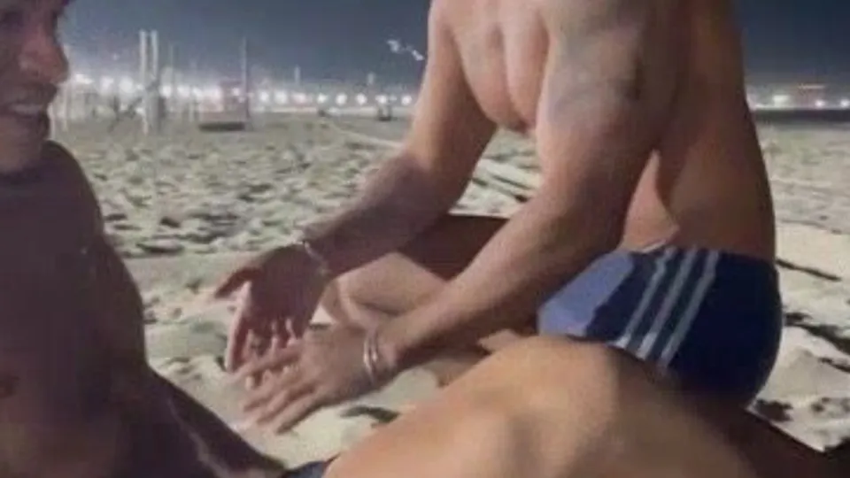 Brasilero partiendole el culo en la playa - ThisVid.com