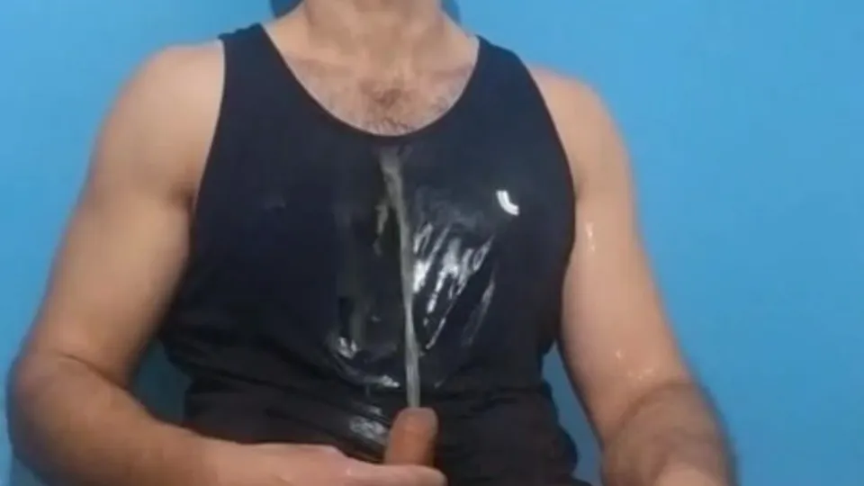 Brazilian hunk pisses all over himself - ThisVid.com