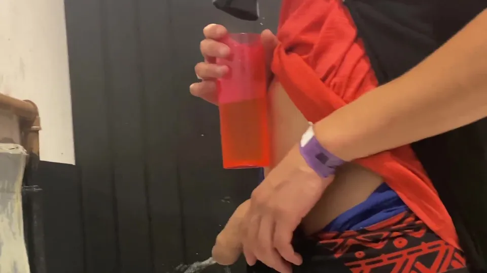 Brazilian man pissing 31 - ThisVid.com