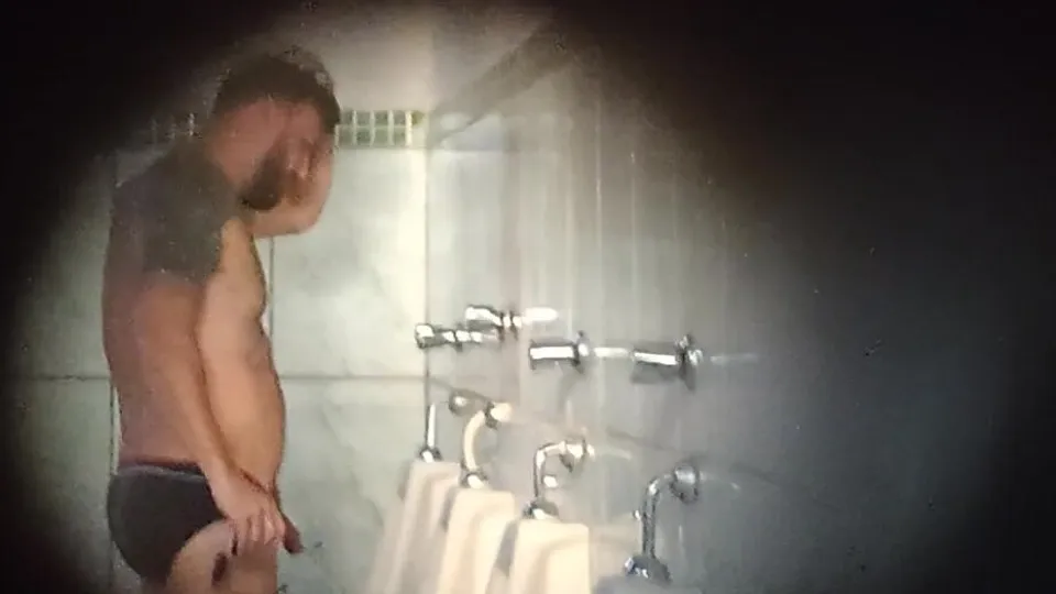 Brazilian man pissing 39 - ThisVid.com