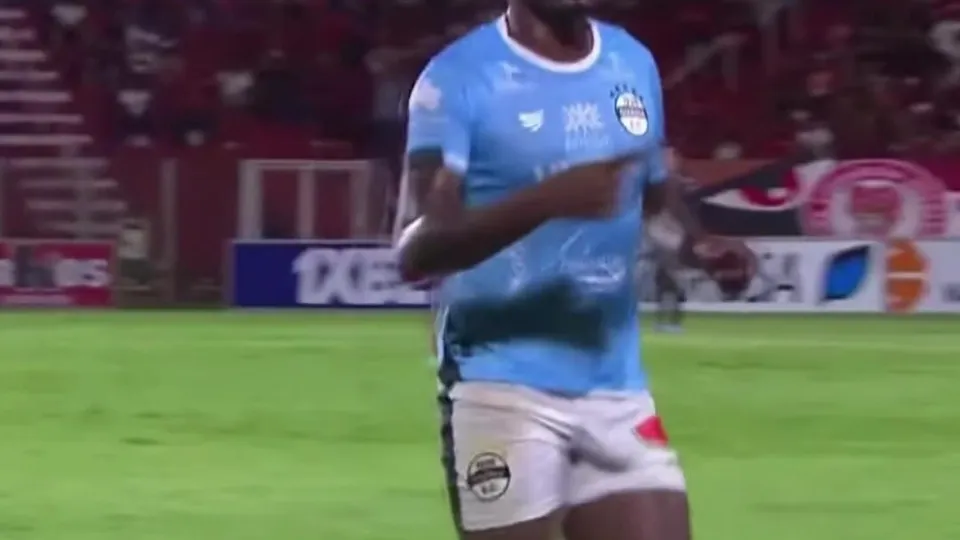 Brazilian player BIG BULGE freeballing - ThisVid.com