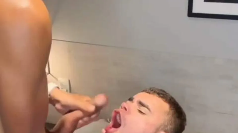 Brincando com o amigo - @philip.austin's Sex Reel On xfree.com – TikTok Porn & Shorts