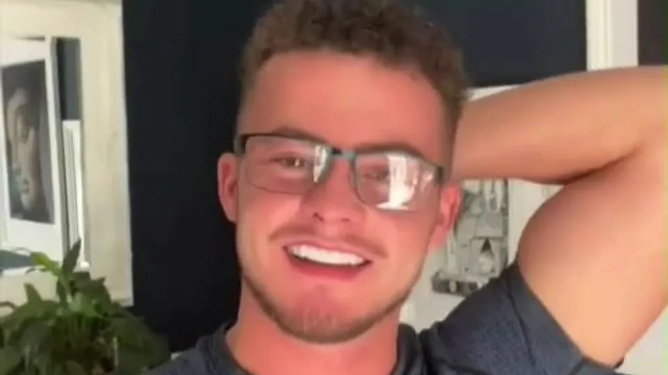 British lad likes to show himself off - ThisVid.com