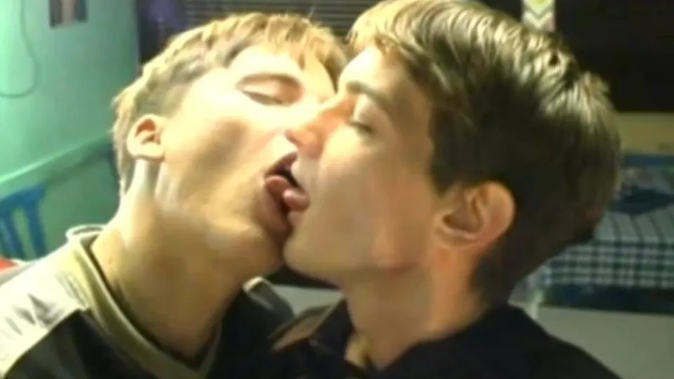 Brunette brothers tongue kissing - ThisVid.com