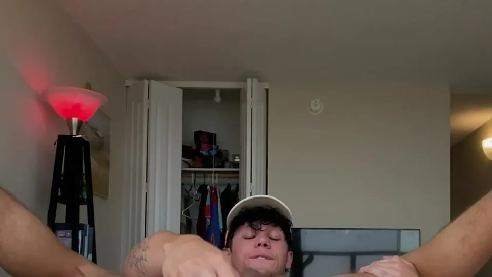 Bubble butt hunk uses dildo - video 2 - ThisVid.com