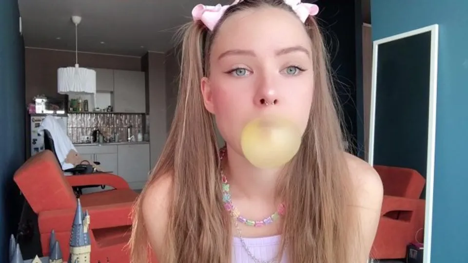 Bubblegum Princess Tiny Loves Blowing