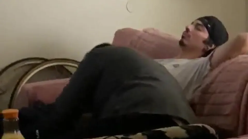Bud getting sucked in the living room - ThisVid.com