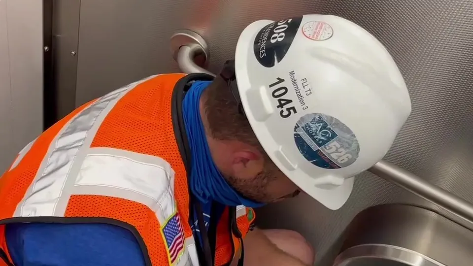 Builder caught wanking during his work break - ThisVid.com