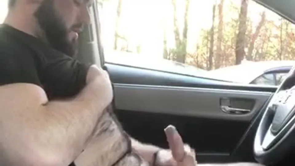 Burly guy cums in the car in broad daylight - ThisVid.com