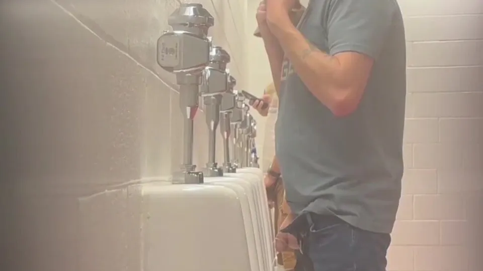 Busy Urinals - ThisVid.com