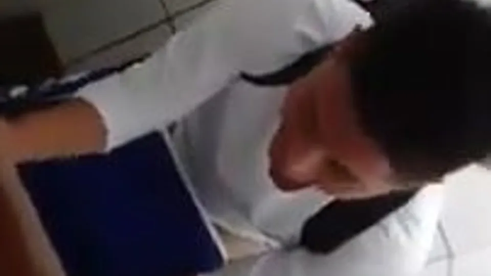 Cagando en baño publico - ThisVid.com