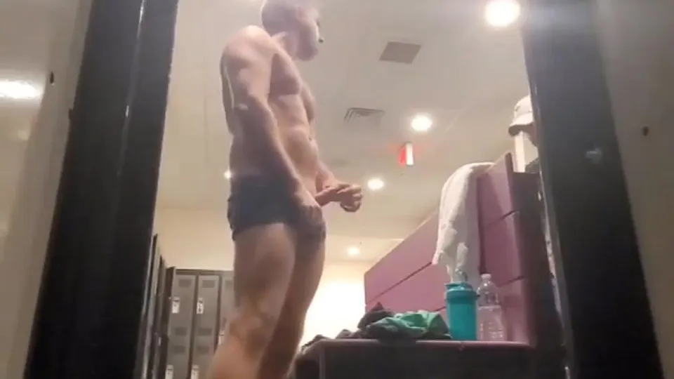 CALIENTE CRUISING EN LOS VESTUARIOS DEL GYM FORTACHON L - ThisVid.com