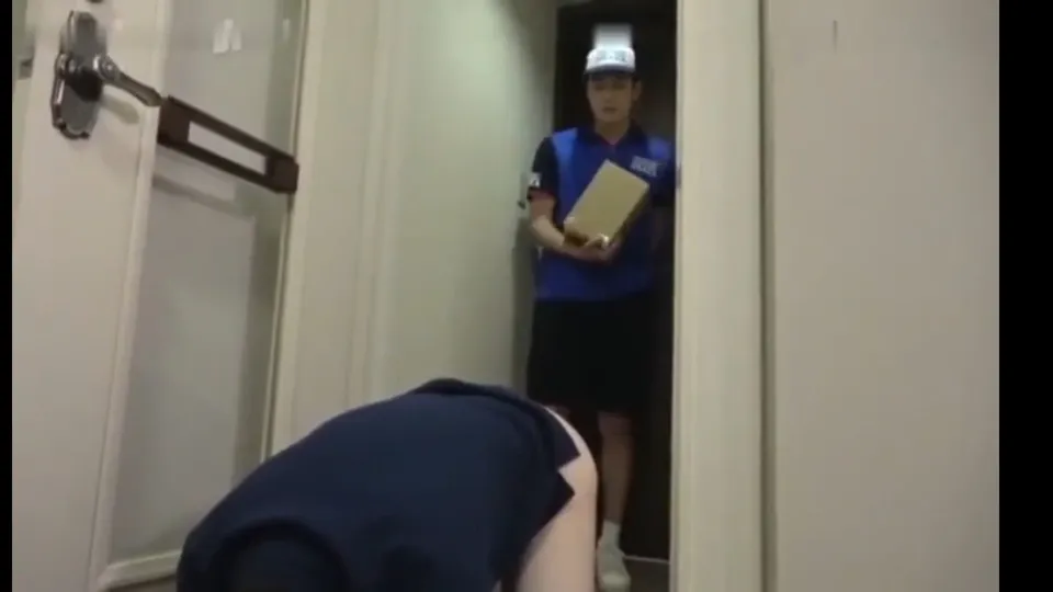 Call a delivery guy from Osaka to get fucked at his pla - ThisVid.com 中文