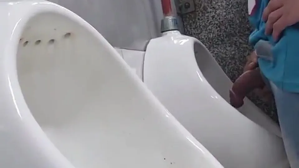 Cara de pau duro no mictório - ThisVid.com