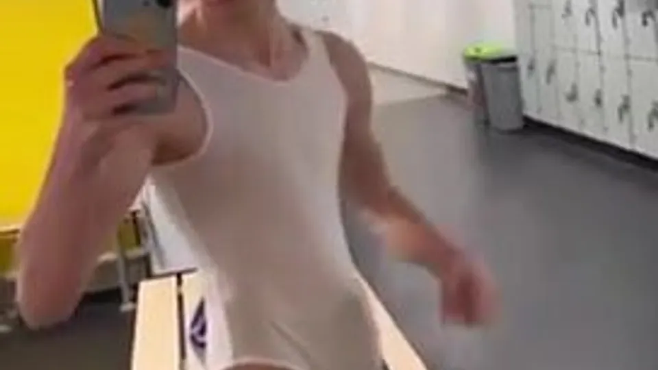 Catching boners at the gym - ThisVid.com