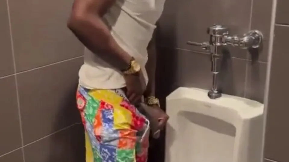 Caught big dick at urinal - ThisVid.com