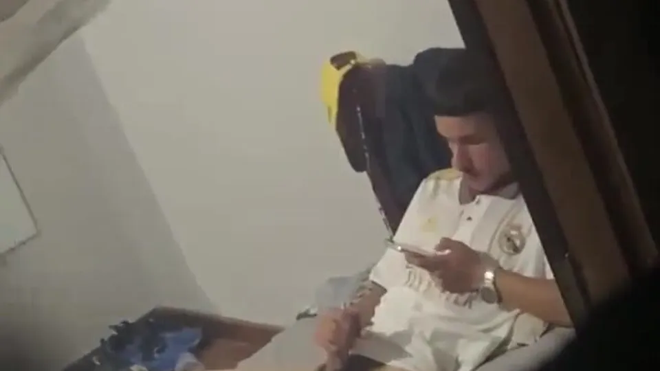 Caught boy having a orgasm in bed - video 4 - ThisVid.com
