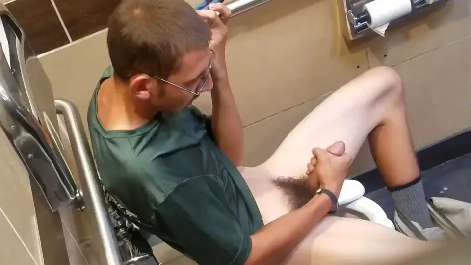 Caught in restroom 01 - ThisVid.com