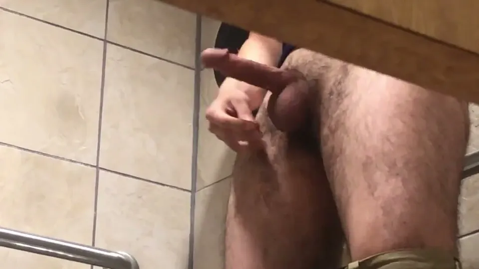 Pillada masturbando en baño público