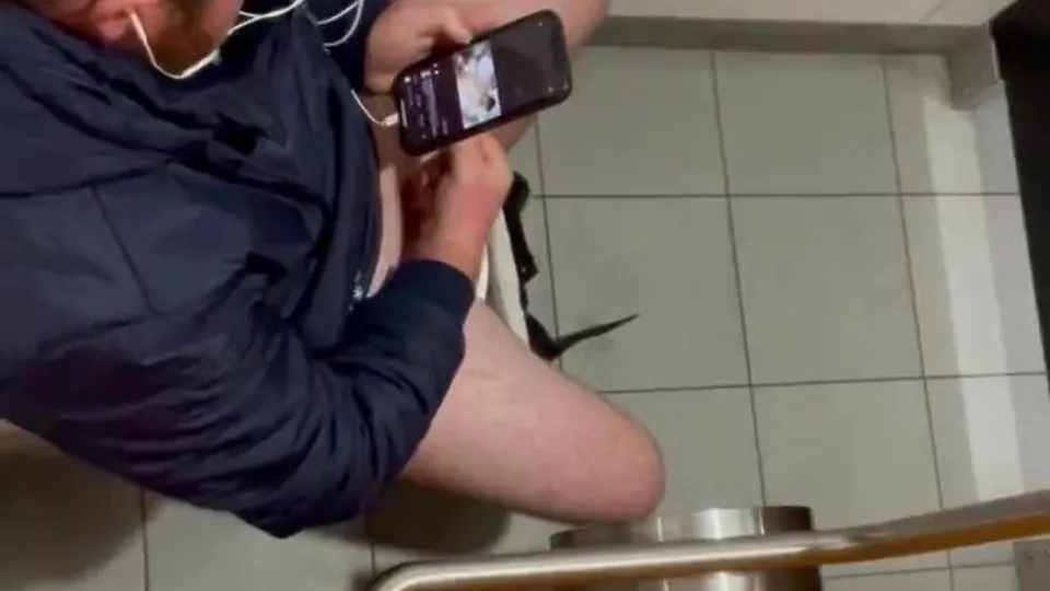 Caught jerking - video 116 - ThisVid.com