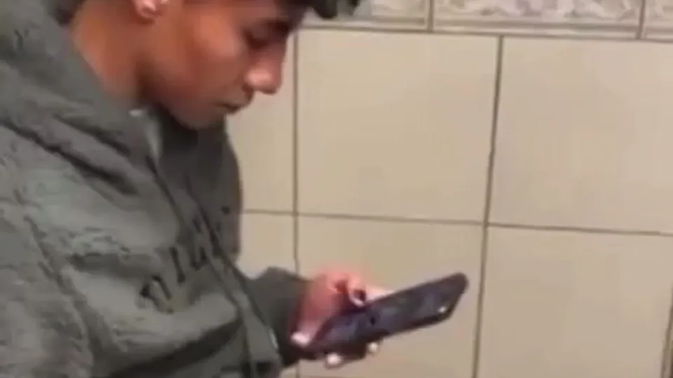 Caught pissing - video 44 - ThisVid.com