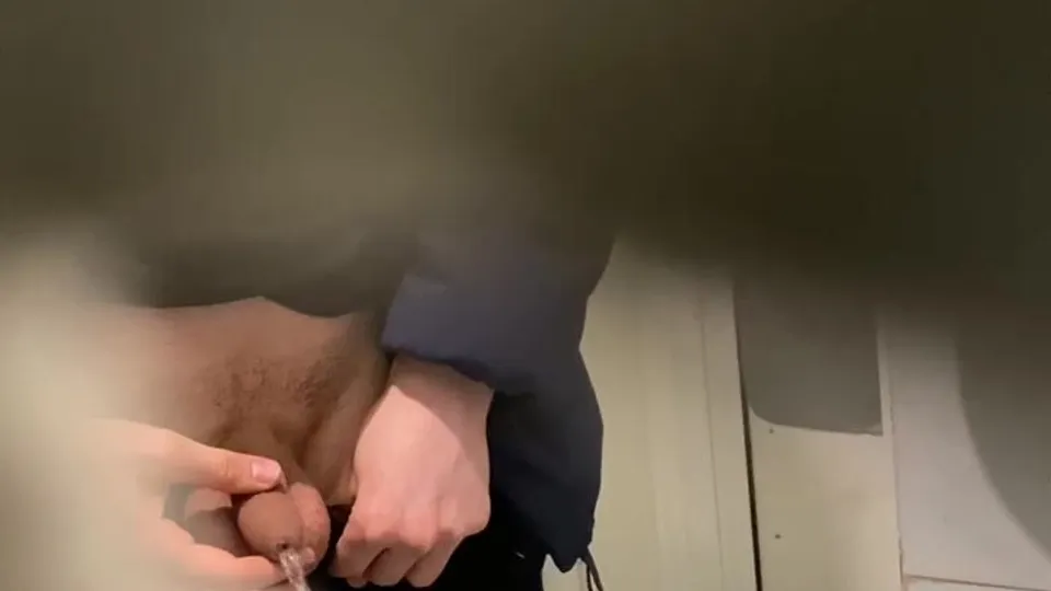Caught uncut guy pissing - ThisVid.com