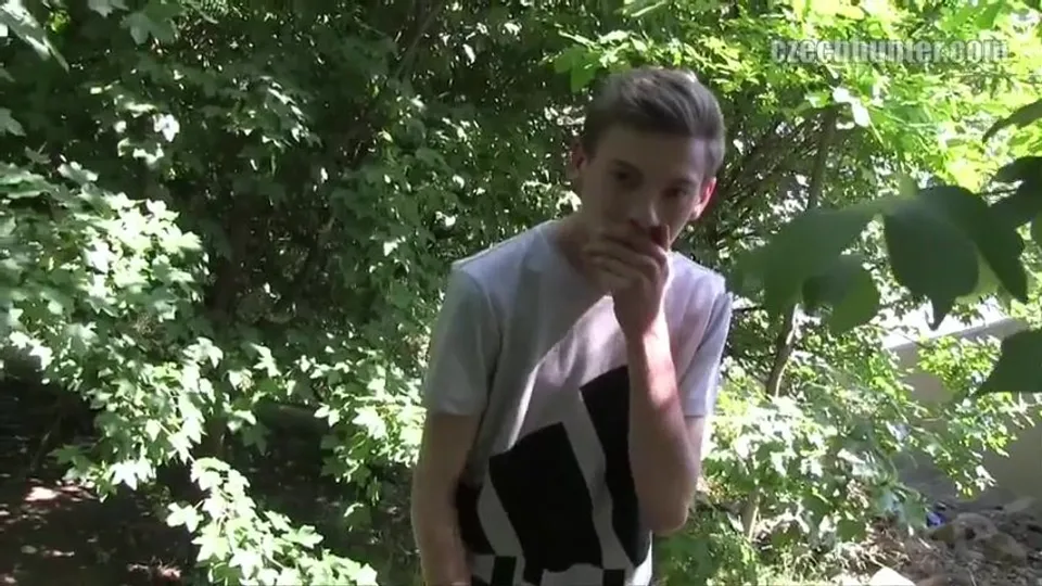 Kahverengi T-Shirt ve Çizgili Shorts Giyen Genç Erkek, Kameramanı Servisler