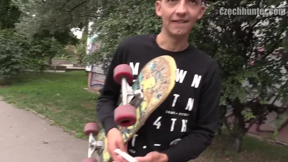CH 320, Camera guy pays a young guy in black "MDTWN" top (and a girlfriend) to suck a