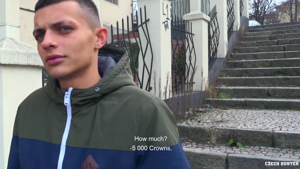 Typ mit Kapuzenpulli bedient Kameramann