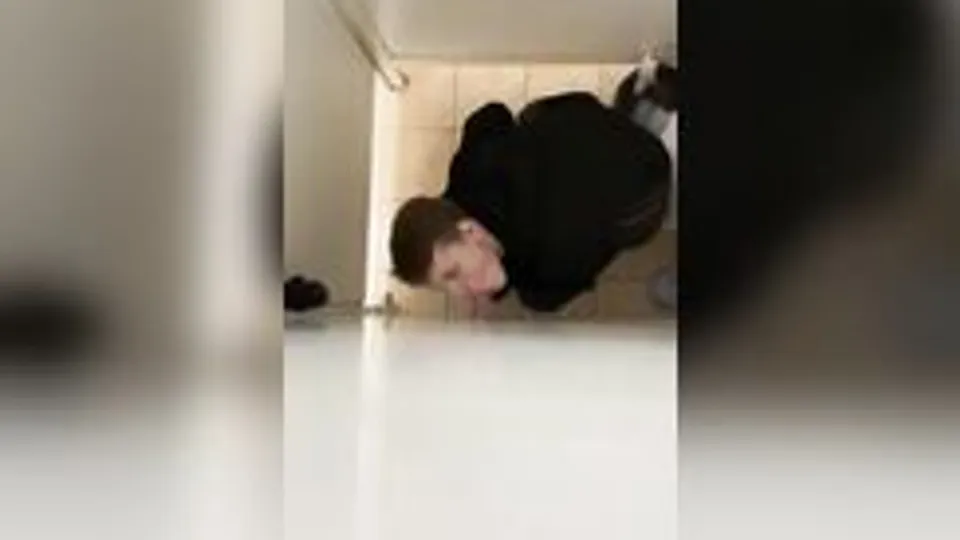 Chad gave his 19 cm to suck through GloryHole