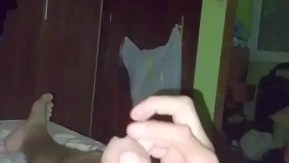 Chaval se masturba hasta correrse - ThisVid.com