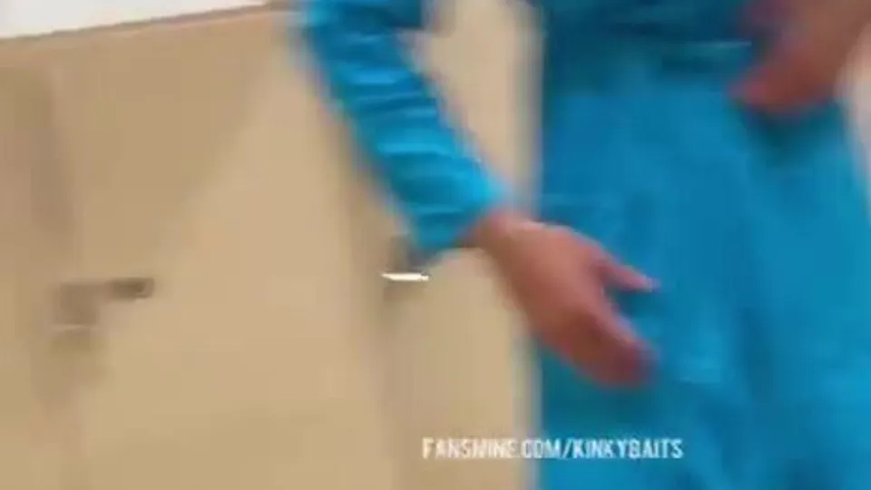 Chico con gran polla cambia en el vestuario - ThisVid.com