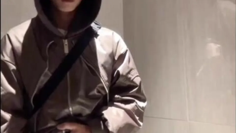 Chinese college twink jerks off public mall res... - Gay Porn