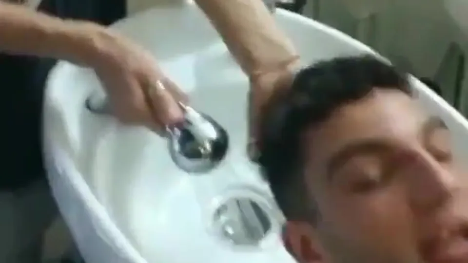 Chongo en la peluquería / hard on barbershop - ThisVid.com