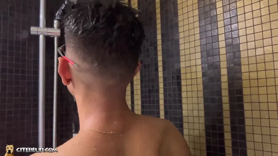 Jonas se masturbe en privé