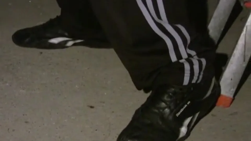 بلدي عيون زرقاء ياخذ قضيبًا كبيرًا