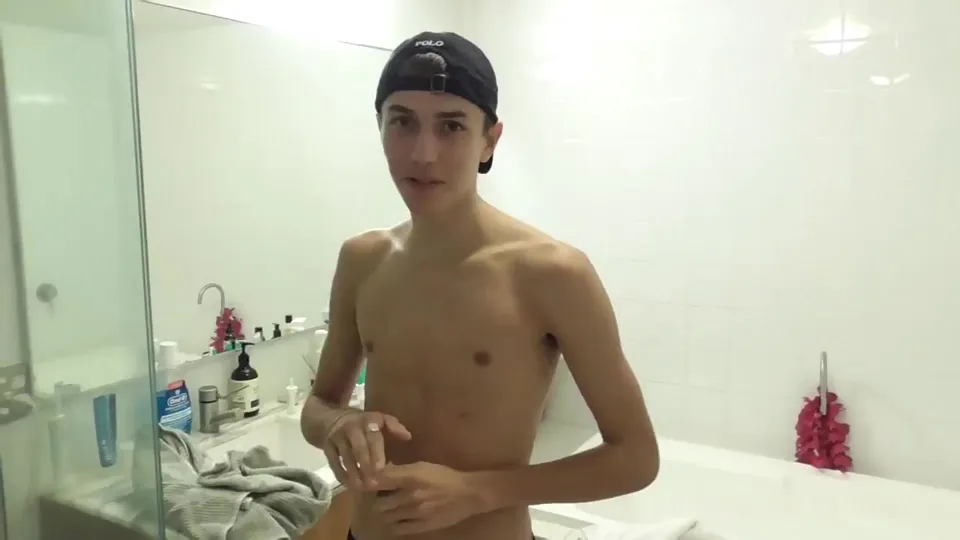 Claims he has a girlfriend - ThisVid.com
