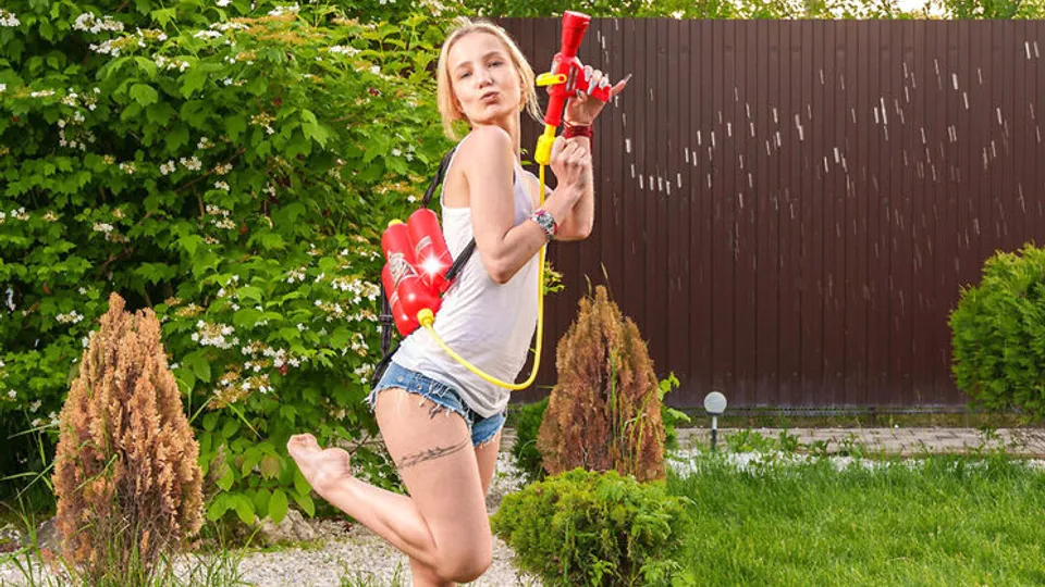 Club Sweethearts - Tea Mint - Squirt gun and pussy fun 