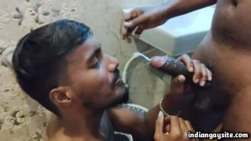Cock sucker guy loving a hot cum facial - Indian Gay Site
