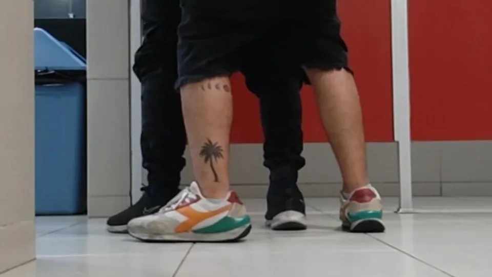 Cogiendo a morro en el baño - ThisVid.com