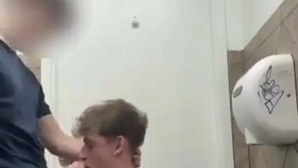 Cogiendo con chavo hetero en el baño - ThisVid.com 中文