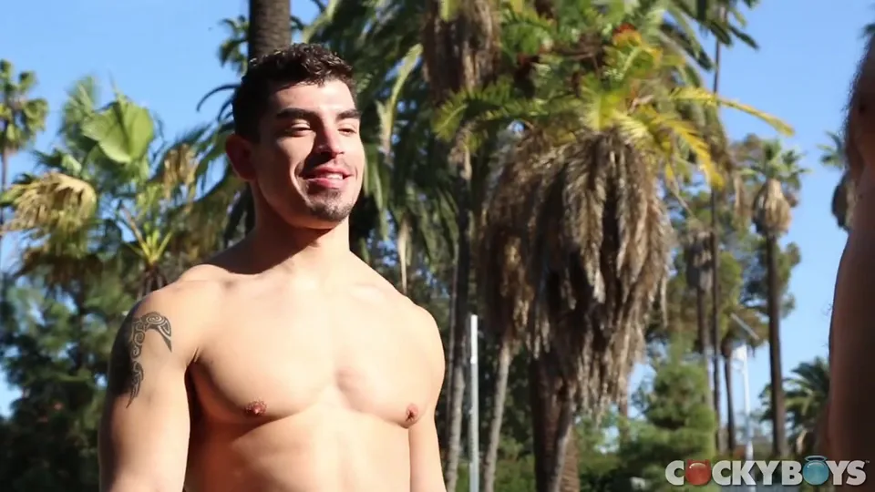 Colby Keller & Jeremy Spreadums: Paixão na Chuveiro ao Ar Livre