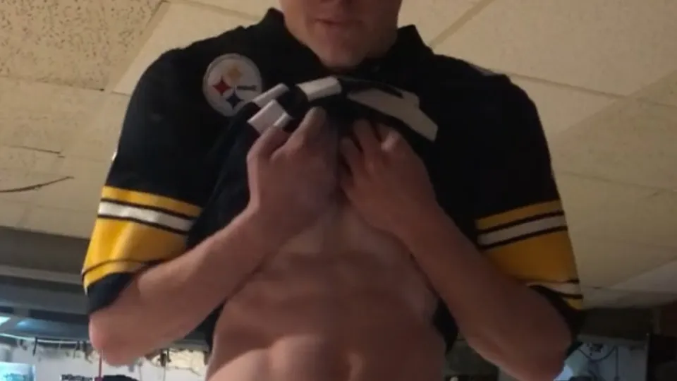 College athlete twink strips in parents basement - ThisVid.com