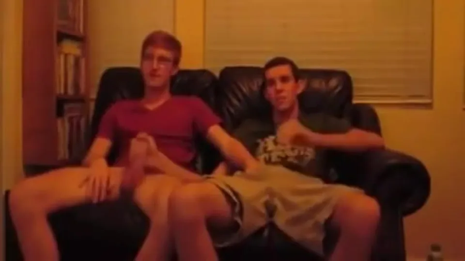 College friends jacking each other - ThisVid.com