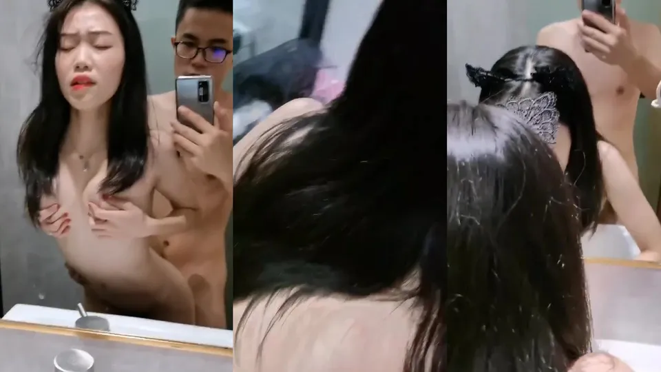 College girl wc gets fucked from behind by her boyfriend and takes a selfie 