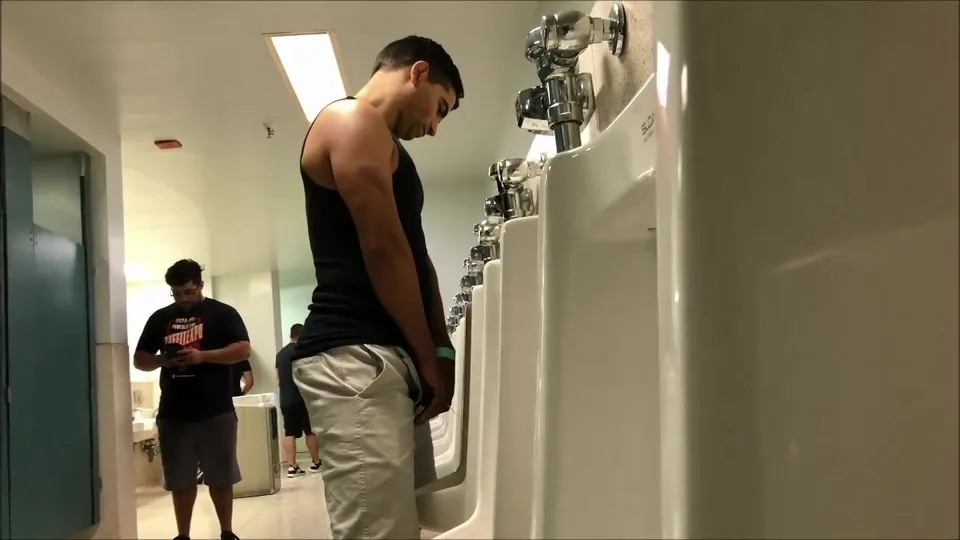 COLLEGE GUYS URINAL SPY - ThisVid.com